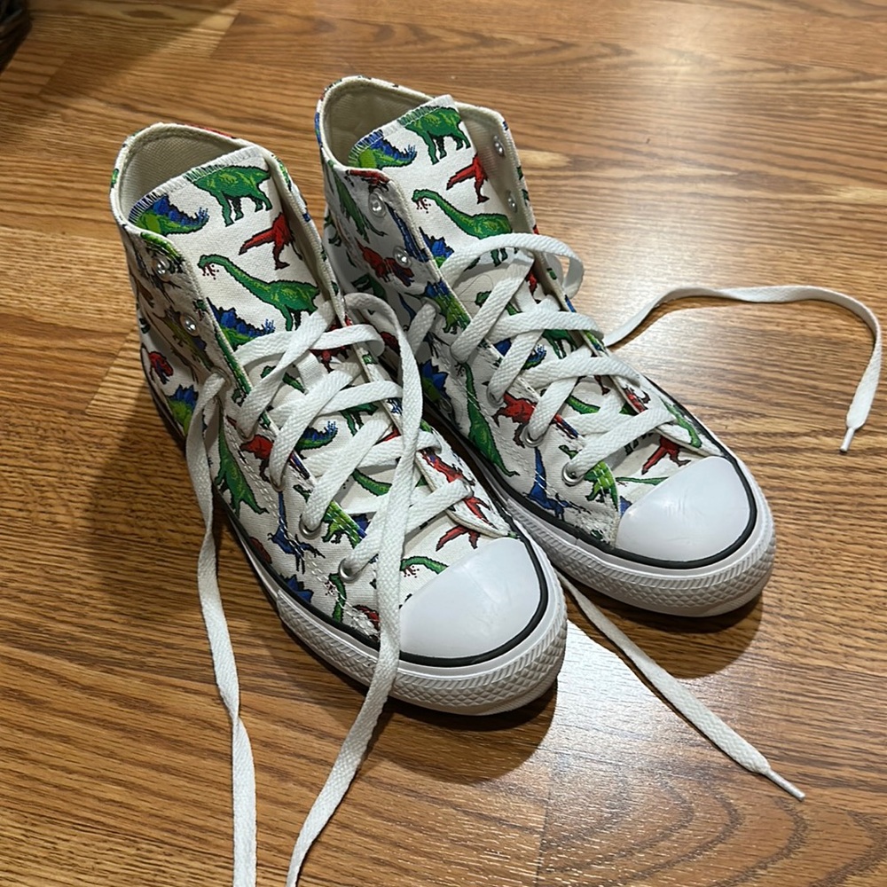 Dinosaur converse junior size 6, like new